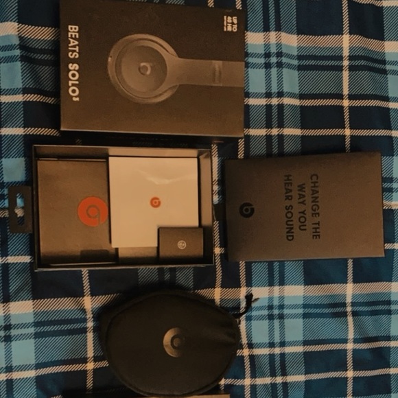 Beats - Solo 3 Wireless [USED] - Picture 2 of 3